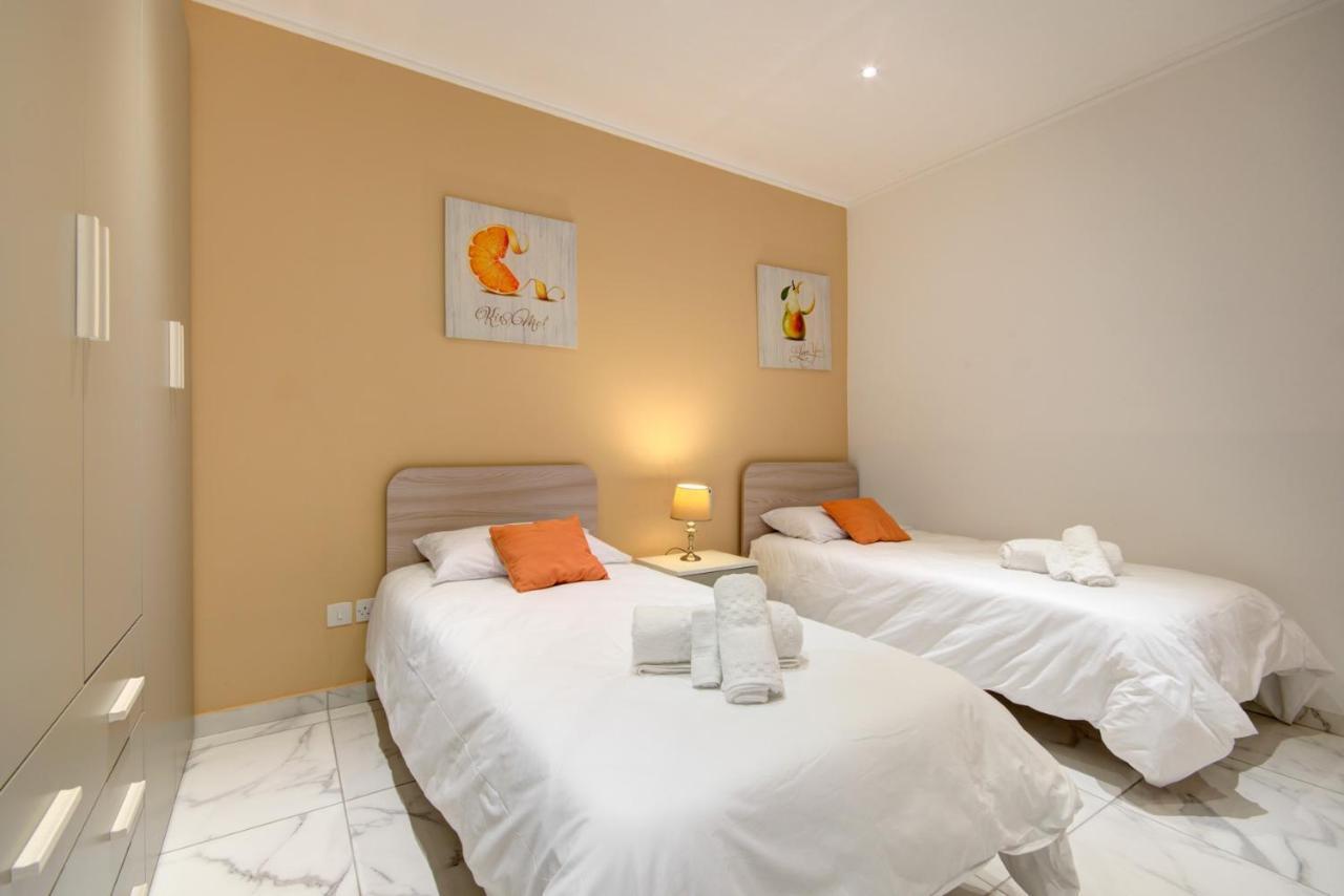 Malta'S Beachfront Apartment In Mellieha Exterior photo